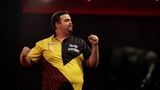 Der beste deutsche Darts-Profi Gabriel Clemens hat einen Krimi bei der WM in London für sich entschieden und steht zum zweiten Mal im Achtelfinale. Der "German Giant" bezwang den Waliser Jim Williams in einem dramatischen Match mit 4:3. "Ich war eigentlich tot, habe es dann irgendwie geschafft, den Kopf aus der Schlinge zu ziehen", sagte der 39-Jährige. Das Spiel blieb lange offen, weil der Waliser Williams überzeugte. Im vierten Satz vergab Clemens zwei Darts auf eine 3:1-Führung, der leichte Außenseiter glich erneut aus. Williams übernahm die Kontrolle und hatte sogar einen Matchdart, aber dann kippte das Spiel und Clemens gewann doch noch. Clemens Gegner: der Schotte Alan Soutar. 