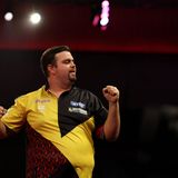Der beste deutsche Darts-Profi Gabriel Clemens hat einen Krimi bei der WM in London für sich entschieden und steht zum zweiten Mal im Achtelfinale. Der "German Giant" bezwang den Waliser Jim Williams in einem dramatischen Match mit 4:3. "Ich war eigentlich tot, habe es dann irgendwie geschafft, den Kopf aus der Schlinge zu ziehen", sagte der 39-Jährige. Das Spiel blieb lange offen, weil der Waliser Williams überzeugte. Im vierten Satz vergab Clemens zwei Darts auf eine 3:1-Führung, der leichte Außenseiter glich erneut aus. Williams übernahm die Kontrolle und hatte sogar einen Matchdart, aber dann kippte das Spiel und Clemens gewann doch noch. Clemens Gegner: der Schotte Alan Soutar. 