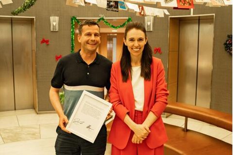 Neuseelands Premierministerin Jacinda Ardern (rechts) und ACT-Parteichef David Seymour