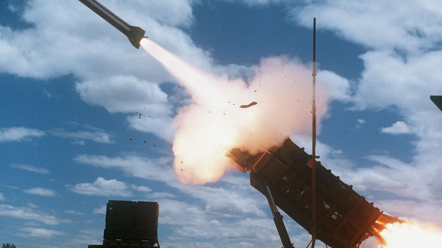 Ukraine Krieg: Der Launcher der Patriot startet eine Abwehrrakete.