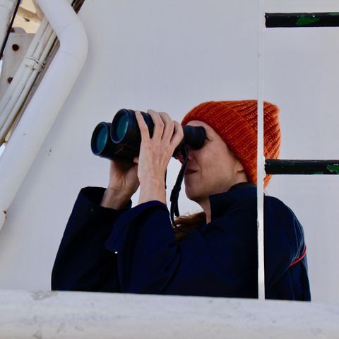 Sina Horsthemke auf dem Peildeck mit Fernglas