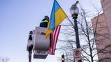 Vor seiner Ankunft werden noch schnell amerikanische und ukrainische Flaggen entlang der Pennsylvania Avenue gehisst.
