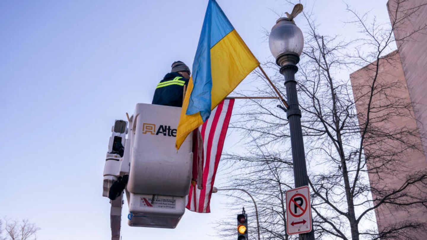 Vor seiner Ankunft werden noch schnell amerikanische und ukrainische Flaggen entlang der Pennsylvania Avenue gehisst.