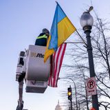 Vor seiner Ankunft werden noch schnell amerikanische und ukrainische Flaggen entlang der Pennsylvania Avenue gehisst.