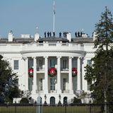 Sicherheitskräfte auf dem Dach des Weißen Hauses auf die Ankunft des ukrainischen Präsidenten vor.