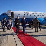 Der ukrainische Präsident ist gelandet und verlässt einen amerikanischen Regierungsflieger über den roten Teppich.