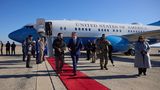 Der ukrainische Präsident ist gelandet und verlässt einen amerikanischen Regierungsflieger über den roten Teppich.