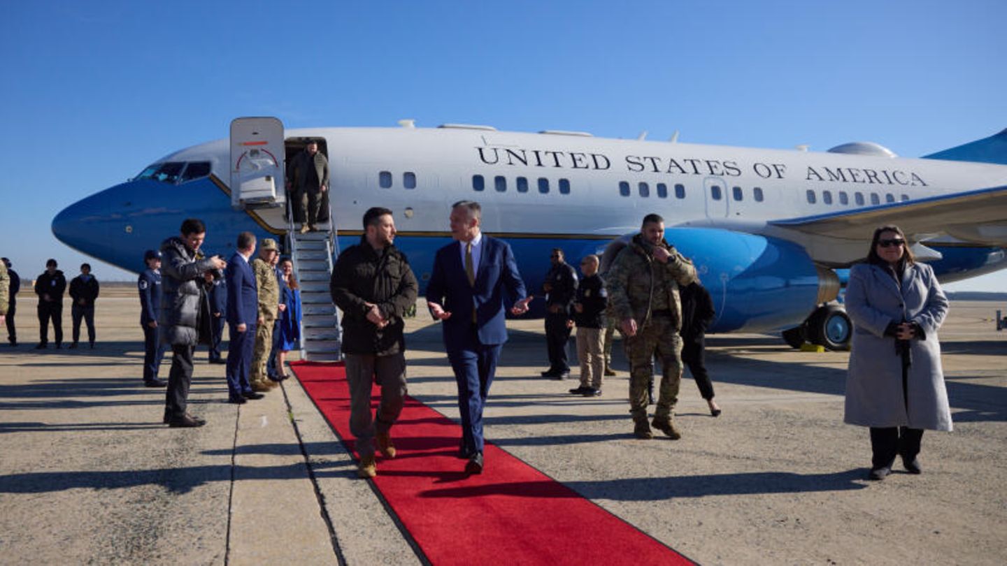 Der ukrainische Präsident ist gelandet und verlässt einen amerikanischen Regierungsflieger über den roten Teppich. Der ukrainische Präsident ist gelandet und verlässt einen amerikanischen Regierungsflieger über den roten Teppich.