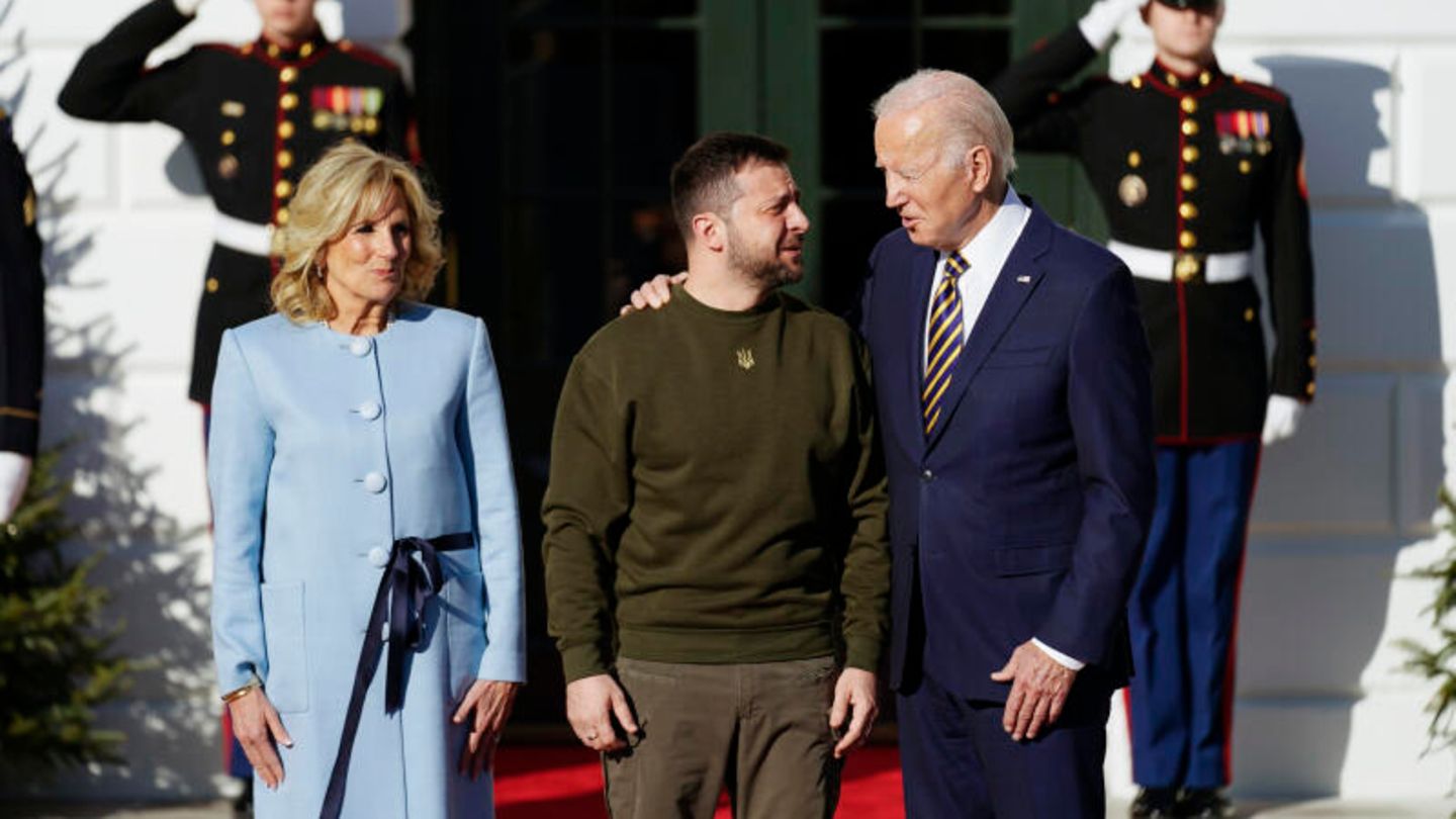 Mit ausgerolltem roten Teppich wird Selenskyj vor dem Weißen Haus von US-Präsident Joe Biden und First Lady Jill Biden begrüßt. 