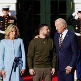 Mit ausgerolltem roten Teppich wird Selenskyj vor dem Weißen Haus von US-Präsident Joe Biden und First Lady Jill Biden begrüßt. 