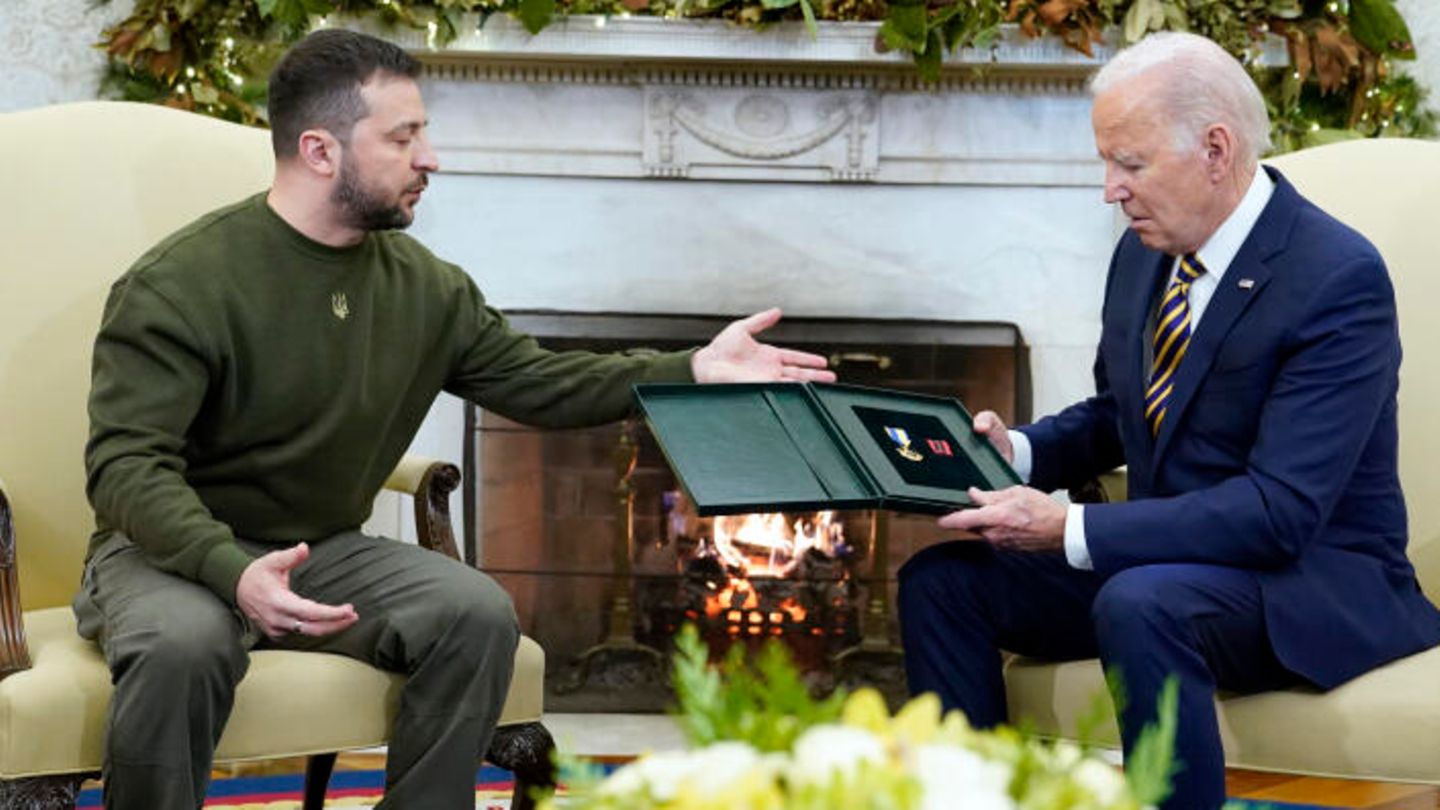 Hier bekommt US-Präsident Biden von seinem Amtskollegen die Medaille eines ukrainischen Soldaten überreicht. Hier bekommt US-Präsident Biden von seinem Amtskollegen die Medaille eines ukrainischen Soldaten überreicht.