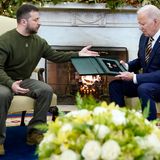 Hier bekommt US-Präsident Biden von seinem Amtskollegen die Medaille eines ukrainischen Soldaten überreicht.