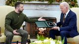 Hier bekommt US-Präsident Biden von seinem Amtskollegen die Medaille eines ukrainischen Soldaten überreicht.