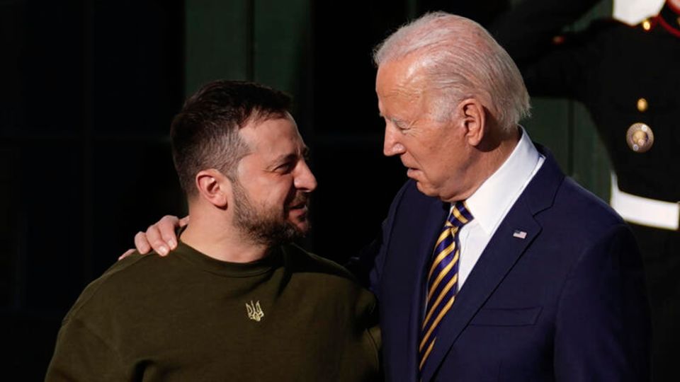 US-Präsident Biden (l.) und Ukraines Präsident Selenskyj Arm in Arm.