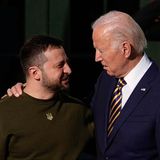 US-Präsident Biden (l.) und Ukraines Präsident Selenskyj Arm in Arm.