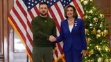 Pelosi und Selenskyj schütteln Hände