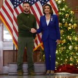 Pelosi und Selenskyj schütteln Hände