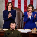 Hinter Selenskyj am Rednerpult applaudieren Vizepräsidentin Kamala Harris (l.) und Sprecherin Pelosi.