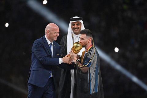 Lionel Messi bei der Siegesfeier mit Bischt.