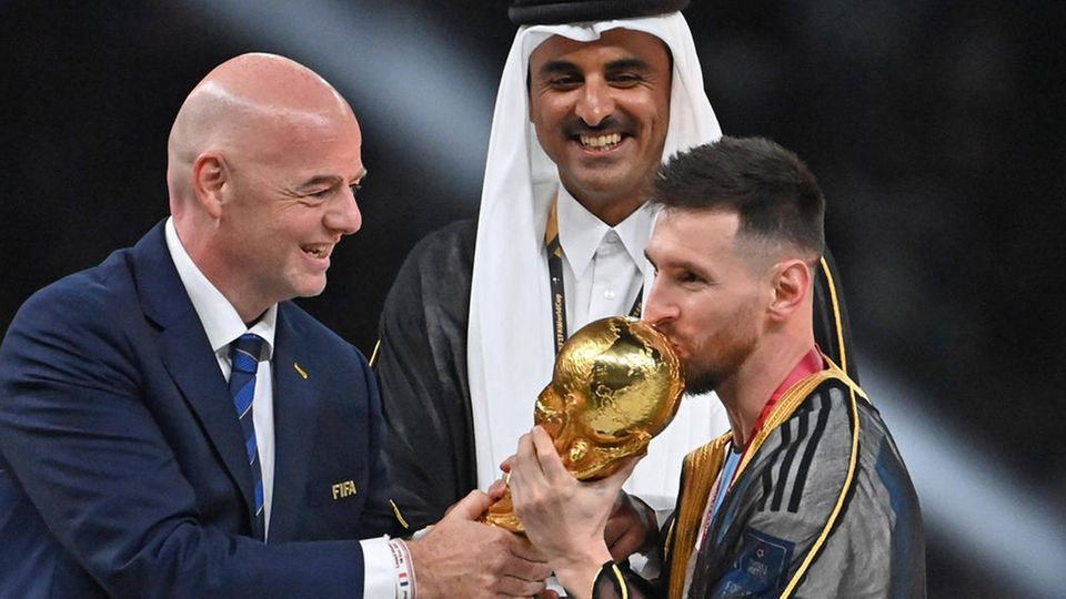 Lionel Messi bei der Siegesfeier mit Bischt.