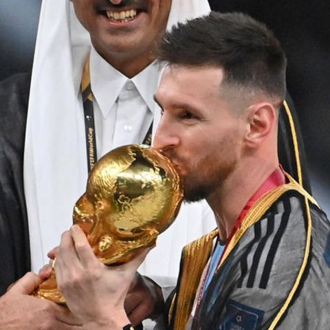 Lionel Messi bei der Siegesfeier mit Bischt.