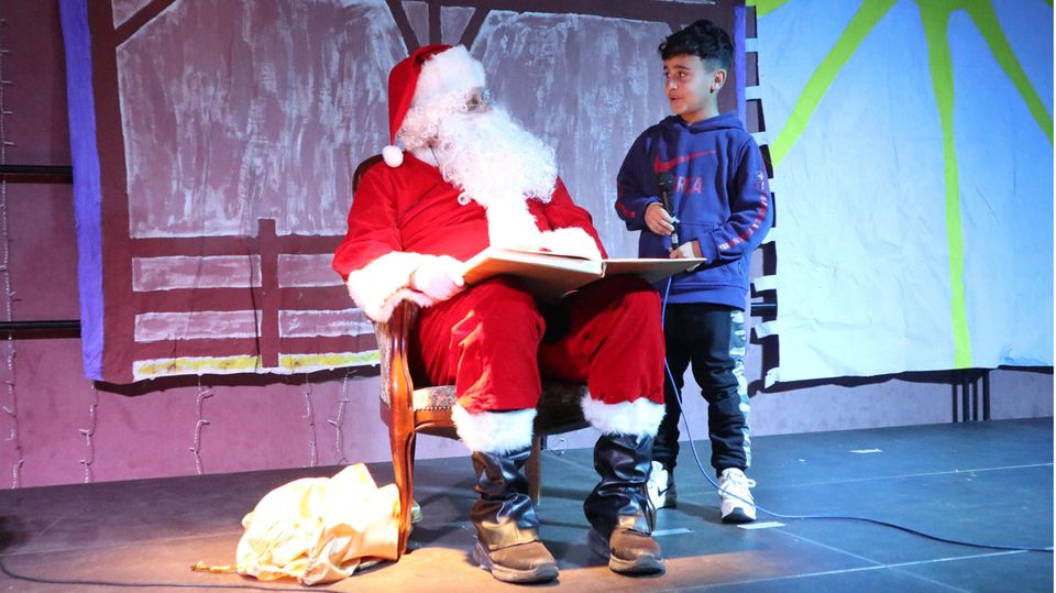 Sirias trifft bei der Arche-Weihnachtsfeier den – Weihnachtsmann Sirias trifft bei der Arche-Weihnachtsfeier den – Weihnachtsmann