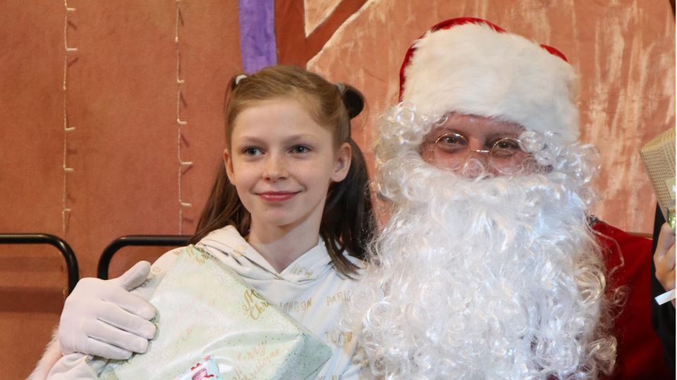 Die zehnjährige Alina bekommt vom Weihnachtsmann ein Geschenk Die zehnjährige Alina bekommt vom Weihnachtsmann ein Geschenk