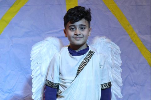 Sirias, 8, spielt den Engel bei der Weihnachtsaufführung der "Arche"