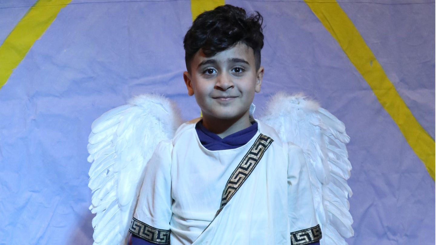 Sirias, 8, spielt den Engel bei der Weihnachtsaufführung der "Arche"