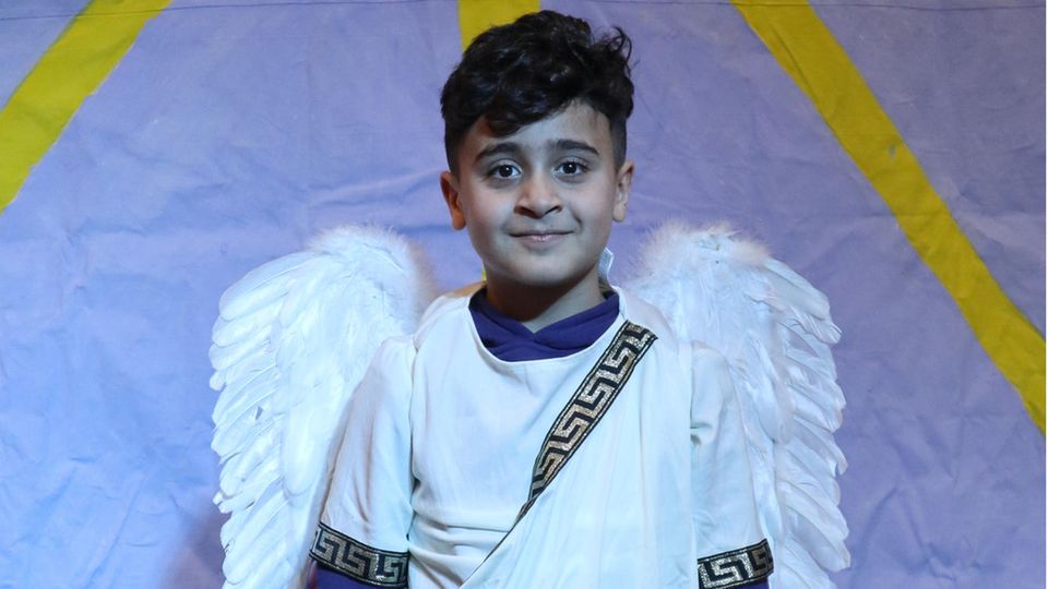 Sirias, 8, spielt den Engel bei der Weihnachtsaufführung der "Arche"