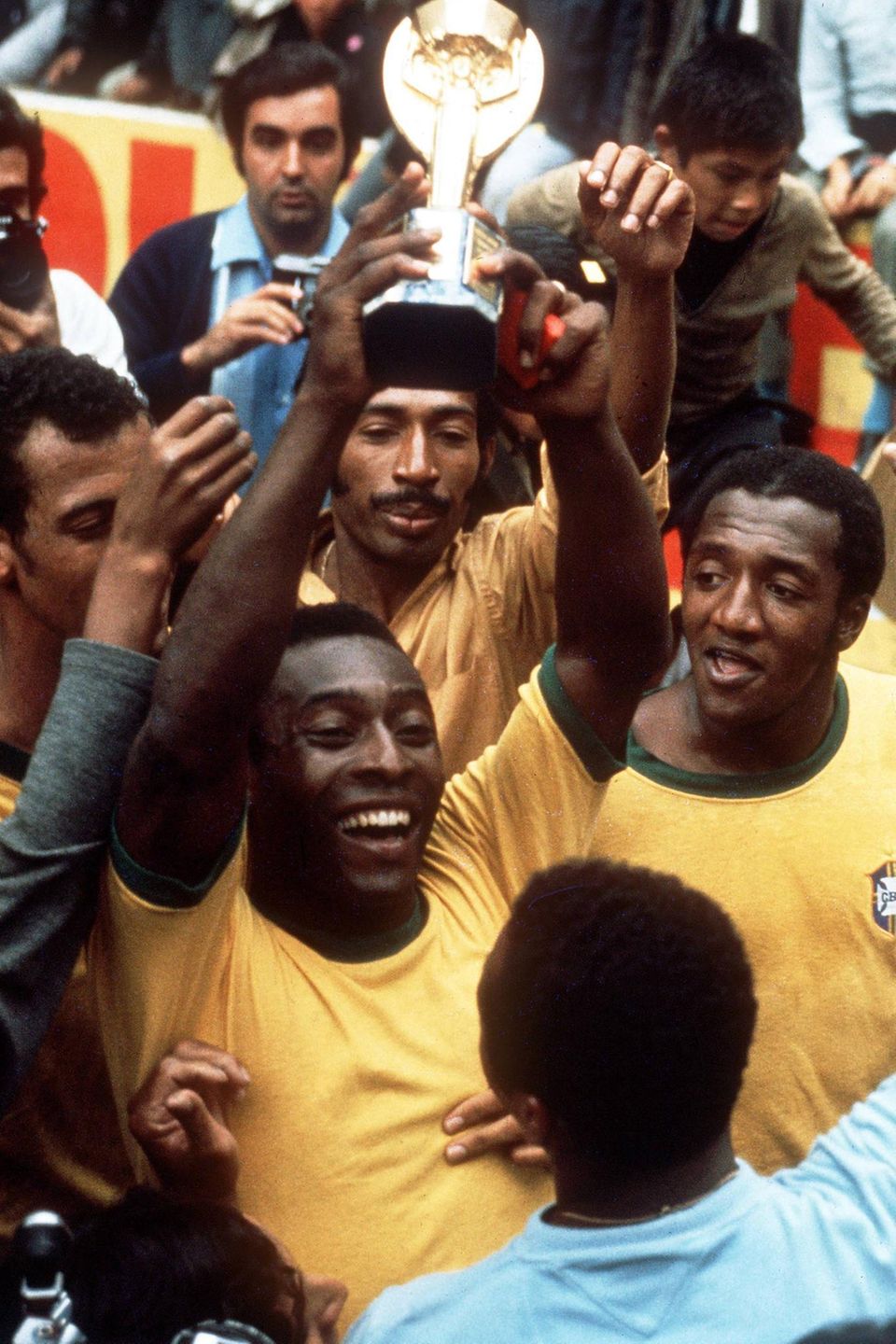 WM 2022: Pele mit WM-Pokal 1970. Als er den Pokal in die Höhe streckt, trägt er noch keinen Sombrero. Pele mit WM-Pokal 1970. Als er den Pokal in die Höhe streckt, trägt er noch keinen Sombrero.