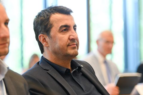 Bayerns SPD-Generalsekretär Arif Taşdelen sieht sich mit Vorwürfen aus dem weiblichen SPD-Nachwuchs konfrontiert (Archivbild)