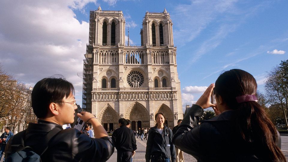 Japanische Touristen vor der Notre-Dame