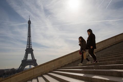 Zwei japanische Touristen am Eiffelturm