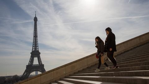 Zwei japanische Touristen am Eiffelturm