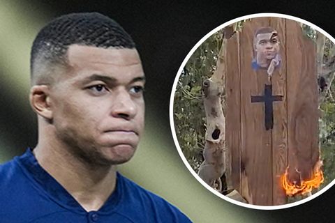 Mbappé nach dem Spiel und auf dem "Sarg".