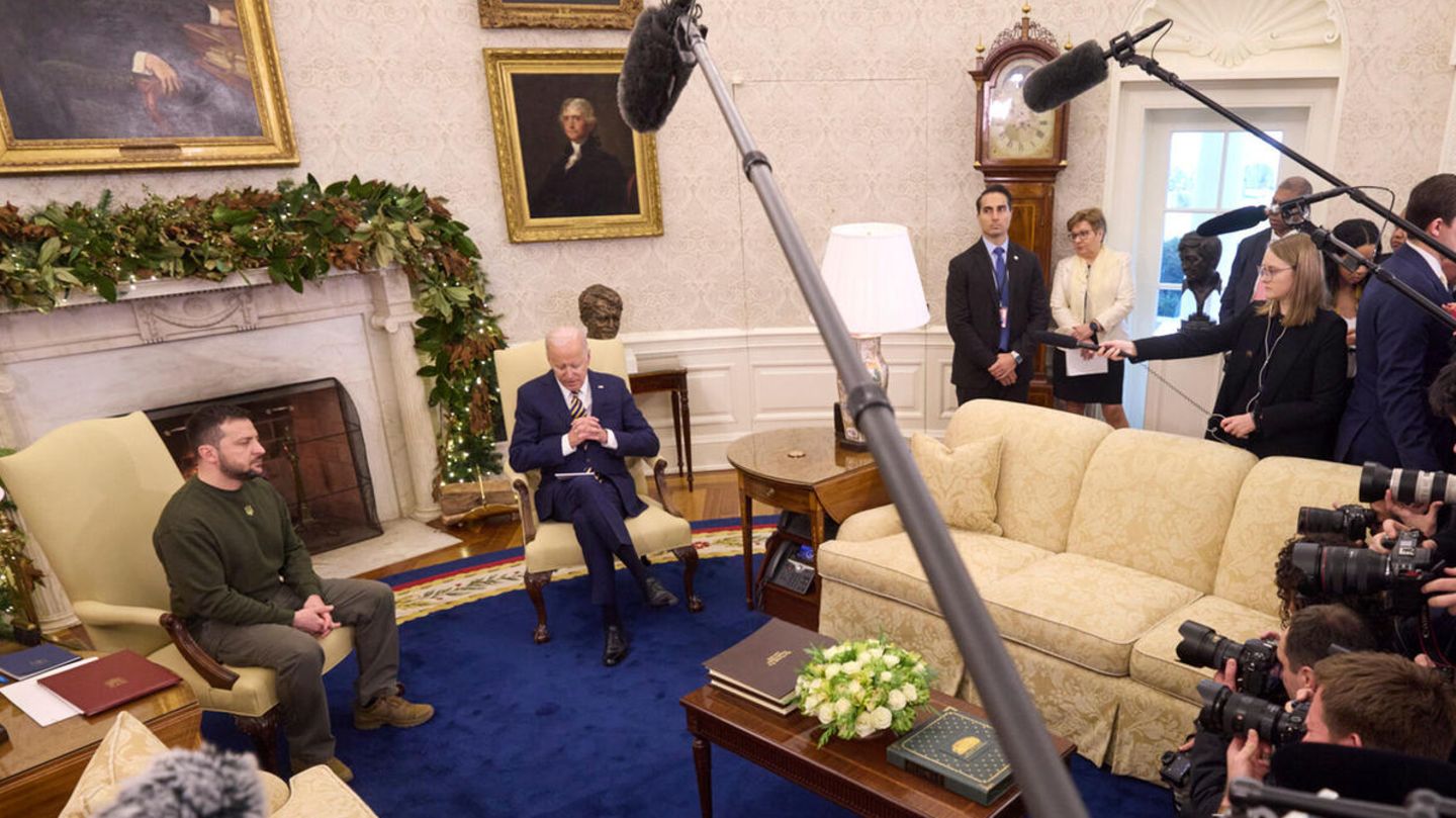Wolodymyr Selenskyj mit dem US-Präsidenten Joe Biden zeigen sich der Presse im Weißen Haus
