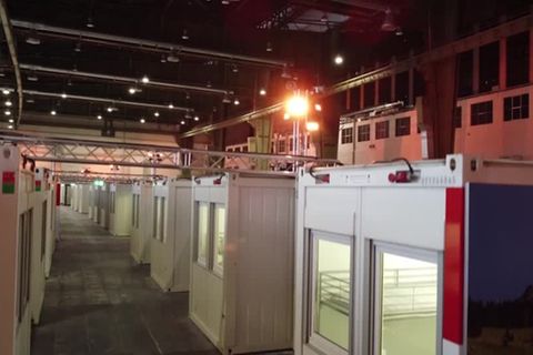 Video: Neue Notunterkunft im Hangar