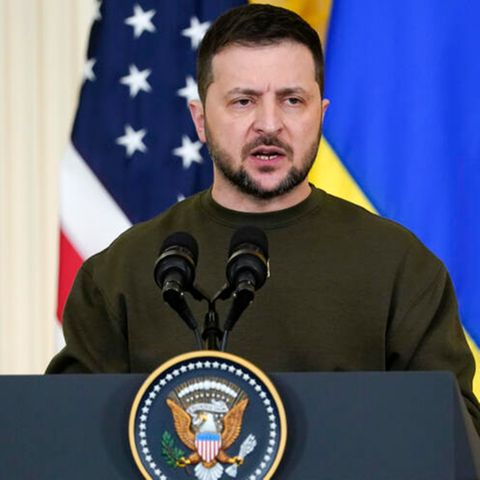 Selenskyj spricht während einer Pressekonferenz im East Room des Weißen Hauses in Washington