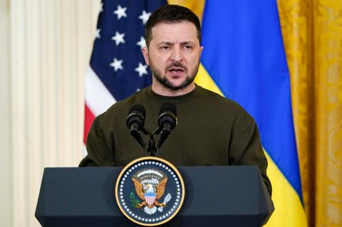 Selenskyj spricht während einer Pressekonferenz im East Room des Weißen Hauses in Washington