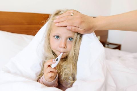 Kind mit Fieberthermometer