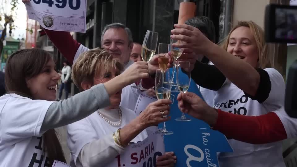 Weihnachstlotterie: Alleinerziehende gewinnt 400.000 Euro: "El Gordo" sorgt in Spanien wieder für Geld und Freude