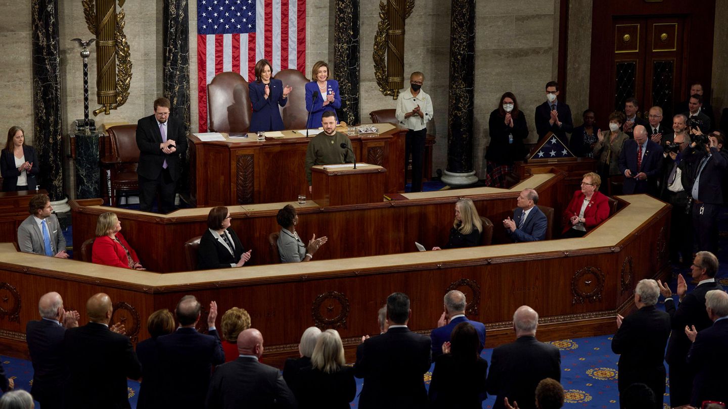 Standing Ovations: Ukraines Präsident Wolodymyr Selenskyj (Bildmitte) nach seiner Rede im US-Kongress