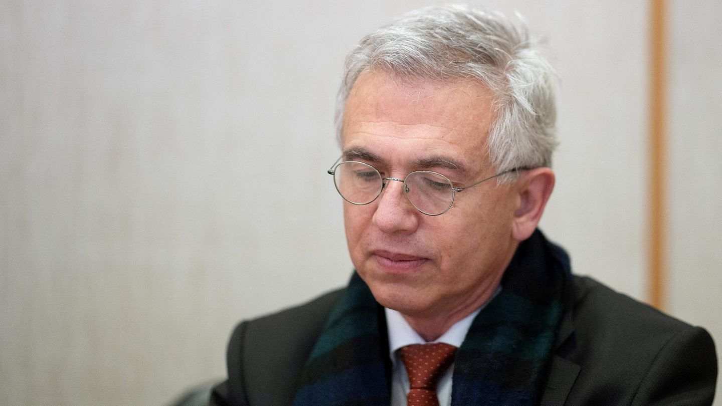 Frankfurts früherer Oberbürgermeister Peter Feldmann im Gerichtssaal des Landgerichtes Frankfurt am Main