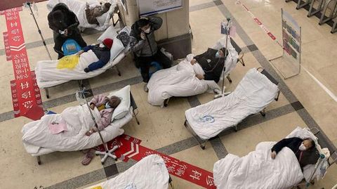 China: In einer Klinik in Chongqing werden erste Patienten in der Lobby geparkt