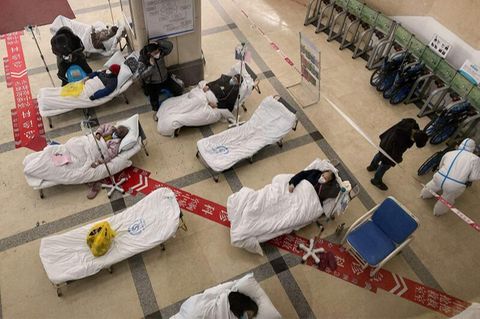 China: In einer Klinik in Chongqing werden erste Patienten in der Lobby geparkt