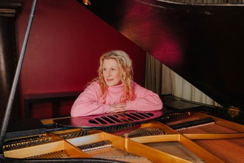 Simone Sommerland an ihrem Flügel zuhause