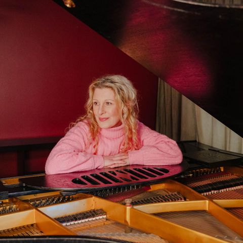 Simone Sommerland an ihrem Flügel zuhause