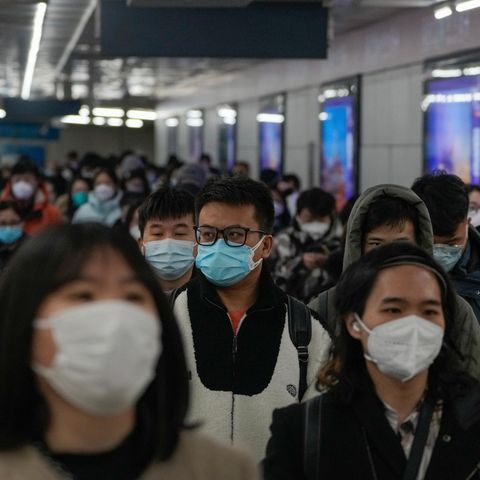 China, Peking: Pendler mit Schutzmasken