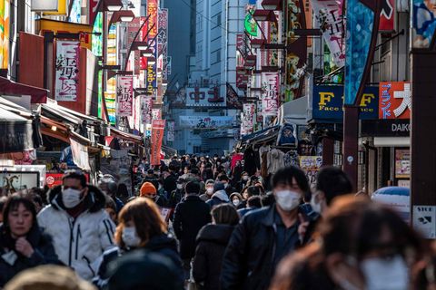 Viele Menschen gehen auf einer Einkaufsstraße in Japan entlang